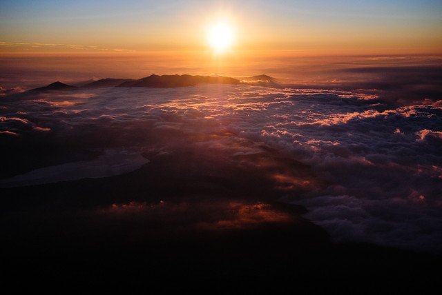 富士山の山頂からのご来光