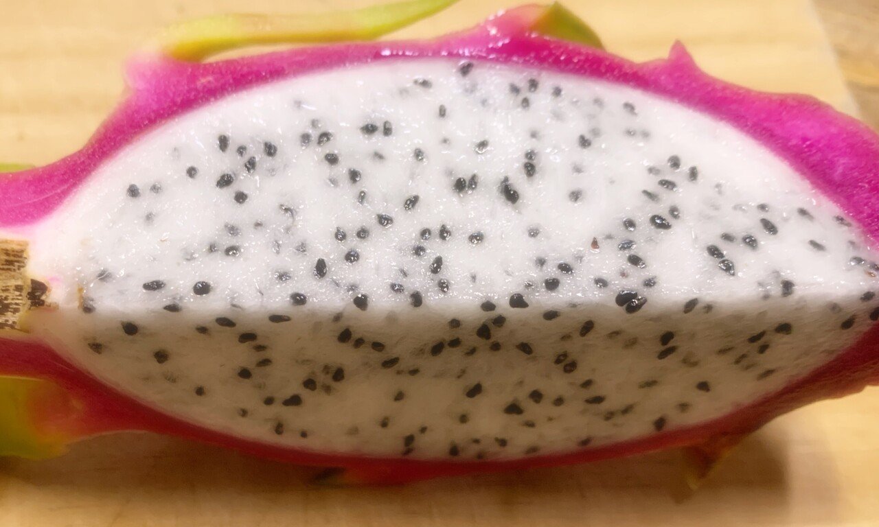 スーパーでドラゴンフルーツを見つけました 普通に近所で売ってるなんて 数年前に沖縄でいただいたきりで こんな味だったかな ふわふわの白い果肉にバジルシードみたいにプルプルな黒い 種 スプーンで掬える柔ら Soundsurfer サウ Note