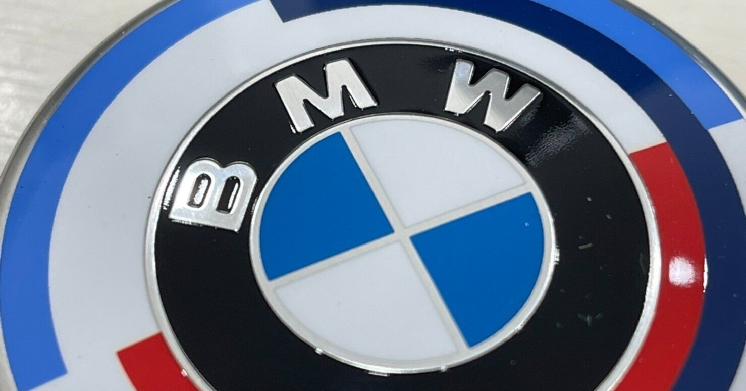 超人気の BMW 50th エンブレム ステアリング 45mm 新型 50周年記念