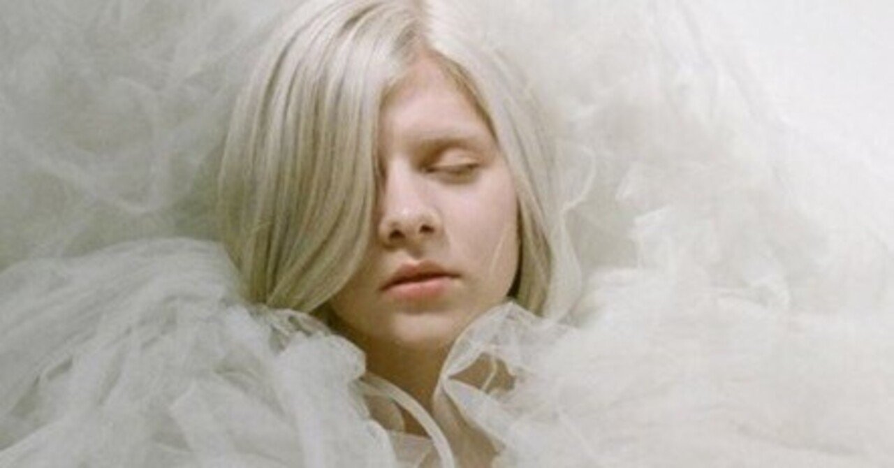 和訳 The Woman I Am Aurora Weisse Krahe Note