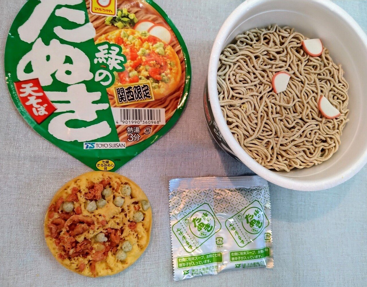 定番カップそば「どん兵衛」と「緑のたぬき」はどう違う？ そば