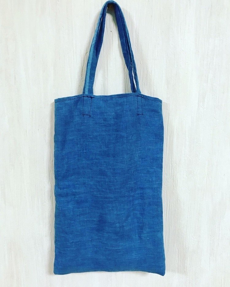 講習会で染めた藍染の布で作りました。
旅のおともです。ランジェリー入れ👙
#手さげ
#手づくり
#本建正藍染
#藍染
#縫製