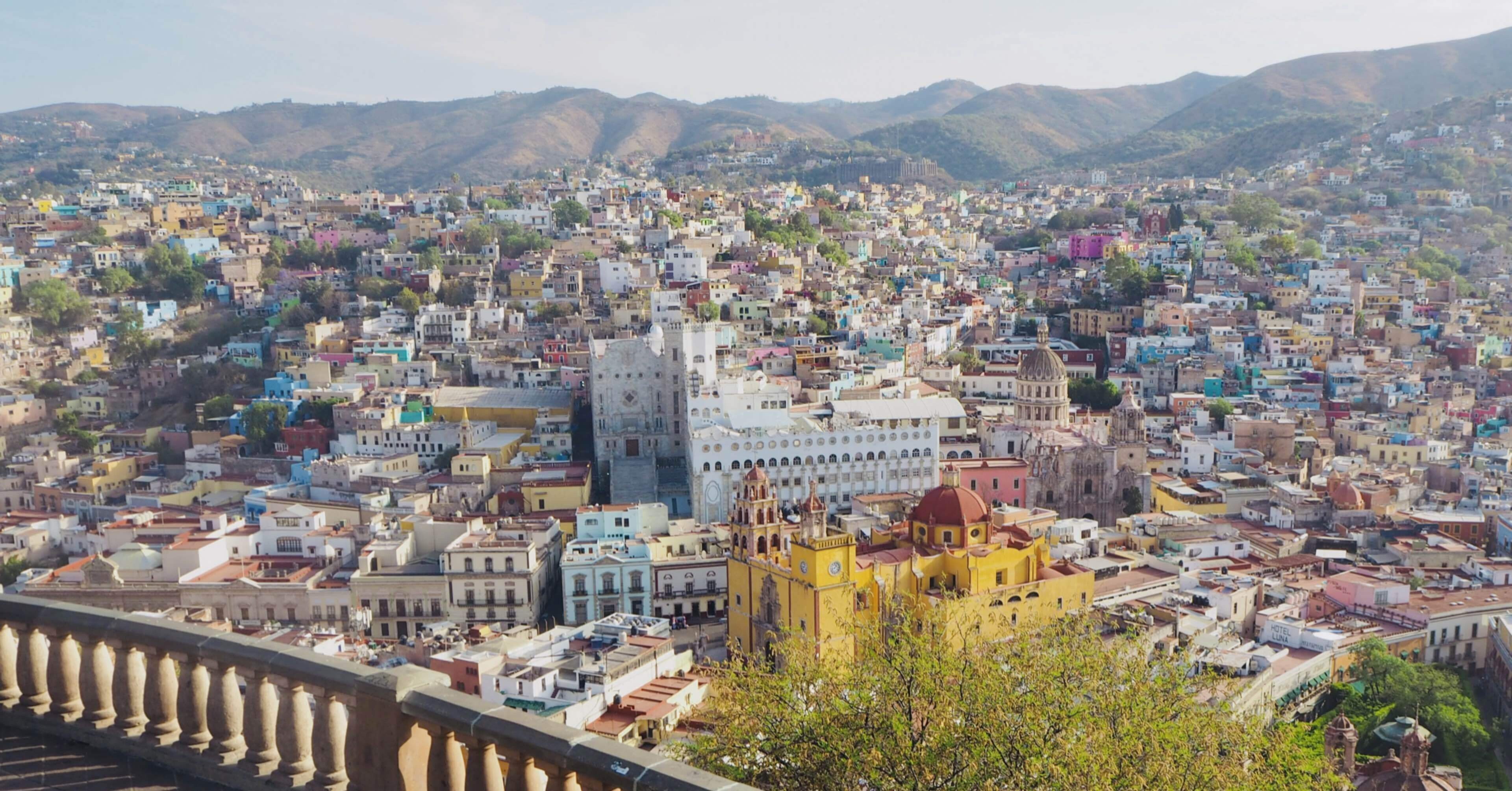 カラフルな街並みと、かわいい小道、グアナファト｜zumiko