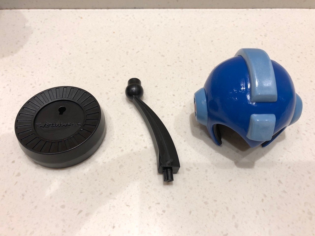 ロックマンのマスカーワールド？メガマン ミニヘルメットレプリカ