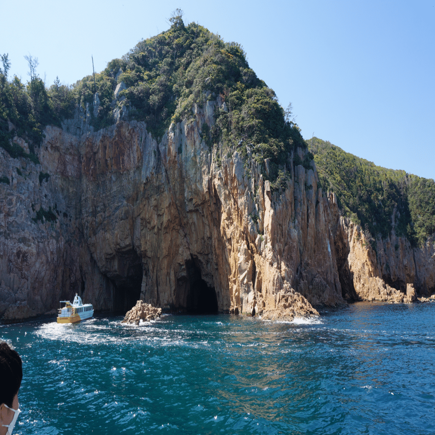 海上アルプス青海島をフェリーで一周 日本海の潮風と波しぶきを肌で感じて 山口県長門市 アッキー Noteとバドミントンの二刃流 Note