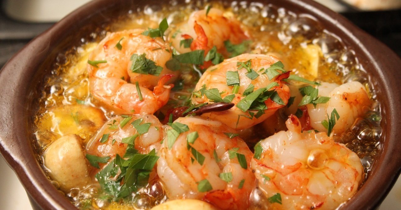 料理の半分は器で決まる〜エビとマッシュルームのアヒージョの