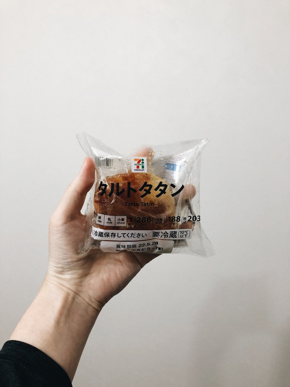 セブンイレブンのタルトタタンの写真。