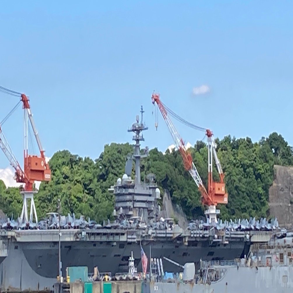 米空母「リンカーン」が横須賀に！ 艦載機満載の激レア姿がご当地