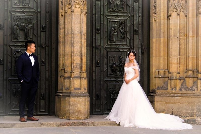 男女・ウエディングドレス・結婚式・プラハ・大聖堂・教会・建築・新郎新婦