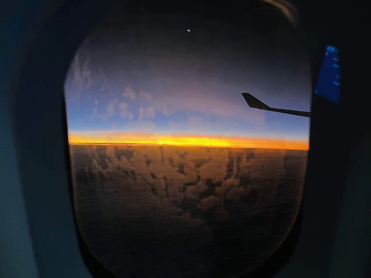 朝日が昇るアフリカ上空