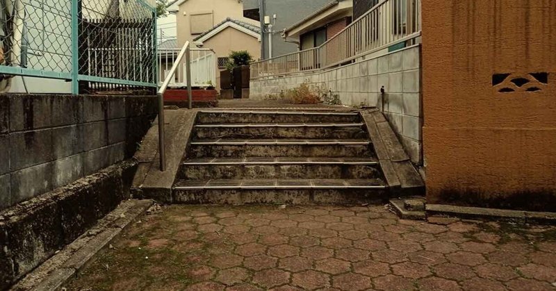 野川の水車近く住宅地の階段（東京都三鷹市）