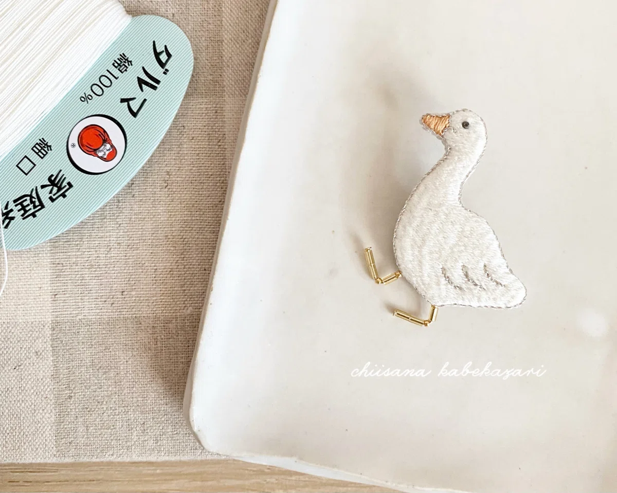 アヒル刺繍　ブルーのコットンリネントリム　棚飾り 試作］アヒルの刺繍ブローチのこだわり｜ちいさなかべかざり