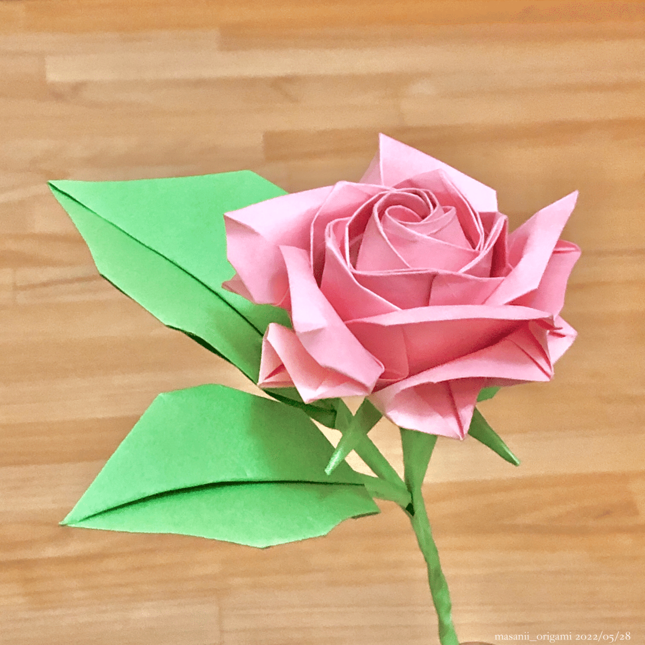 贈り物にバラの折り紙 佐藤ローズの一輪挿し Origami Rose Arrangement まさにぃ Note