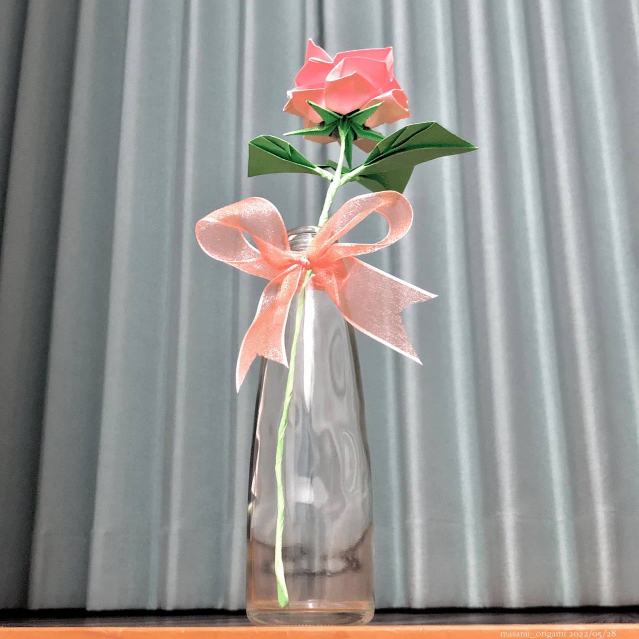 贈り物にバラの折り紙 佐藤ローズの一輪挿し Origami Rose Arrangement まさにぃ Note