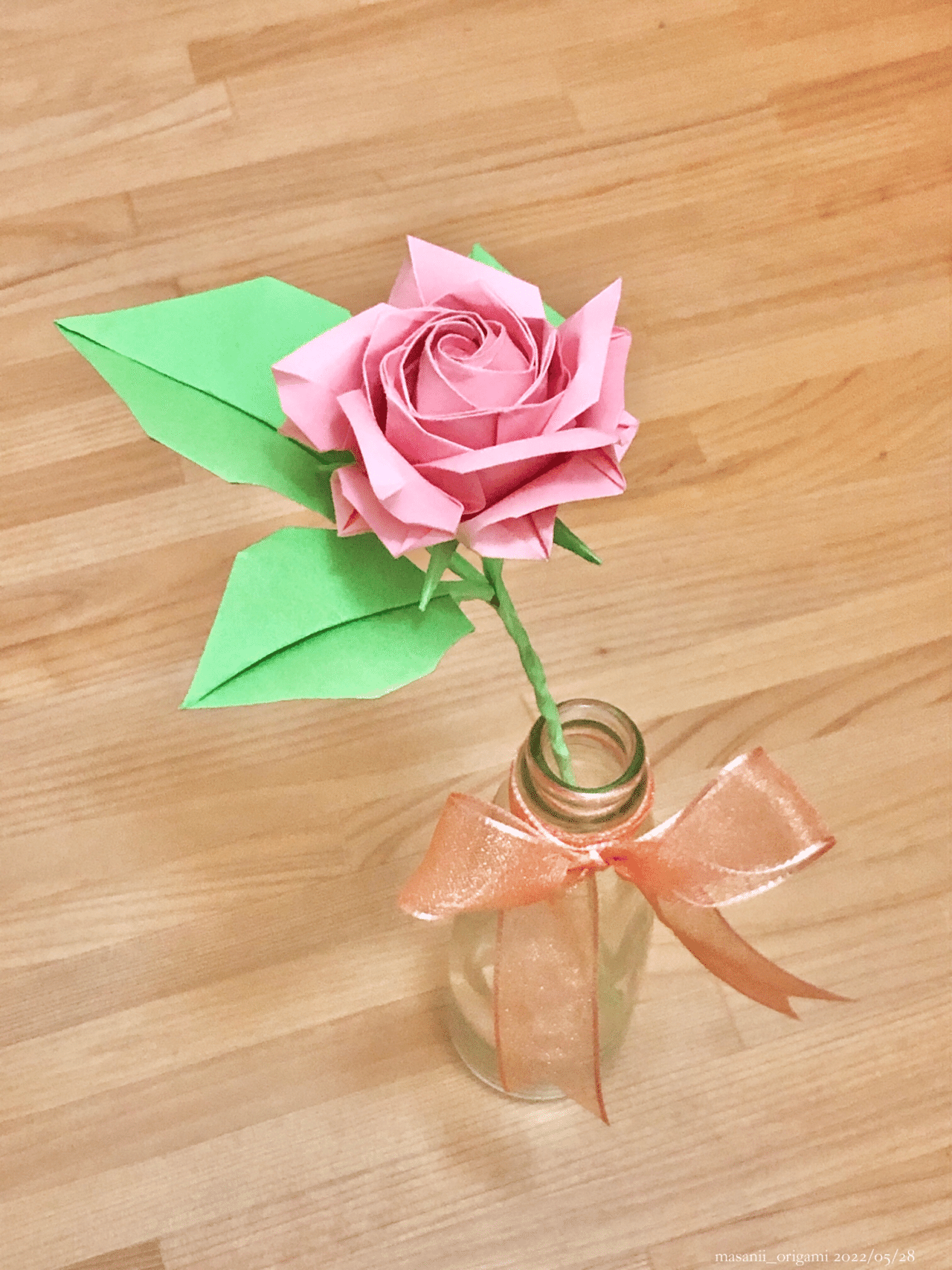 贈り物にバラの折り紙 佐藤ローズの一輪挿し Origami Rose Arrangement まさにぃ Note