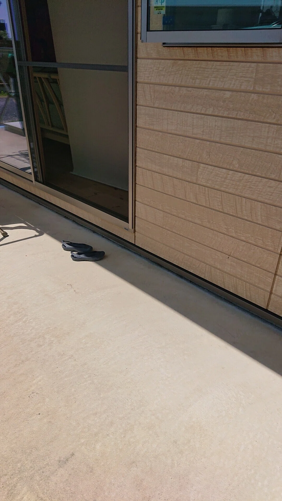 あなたの家の屋根は 日射遮蔽考えてますか 庇の長さをしっかり計画し 夏涼しく冬暖かい家づくりへ 日射遮蔽 日射取得を考えた 家づくりは 毎日の光熱費 快適な環境 そして家族の健康へ ご家族にと 未来をカエル家づくり鈴木建装 Note