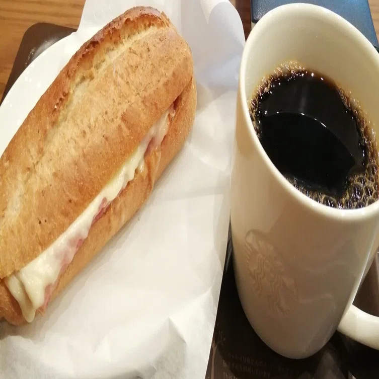 スタバ】ハム&マリボーチーズ石窯フィローネ食べてみた｜fuyu