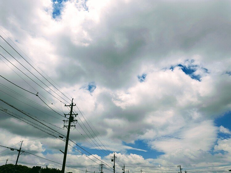 雲がすごい😳 チラ見せな青空！
