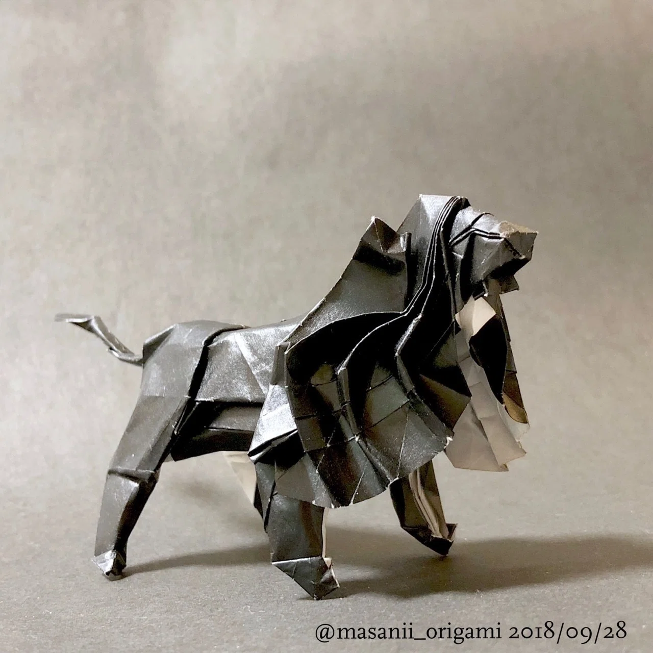 ハンドメイド　折り紙　ライオン　完成品　展示品 折り紙一枚で魅せる、黒いライオン。｜まさにぃ
