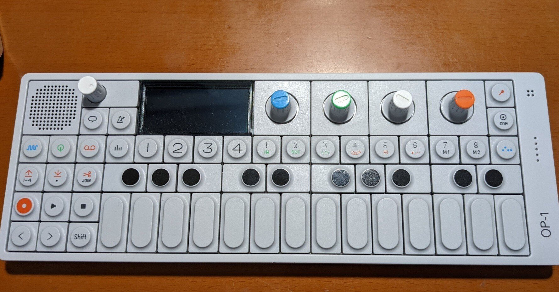 Teenage Engineering のポータブルシンセ OP-1 と電子楽器はたまに電源 Teenage Engineering のポータブルシンセ OP-1 と電子楽器はたまに電源