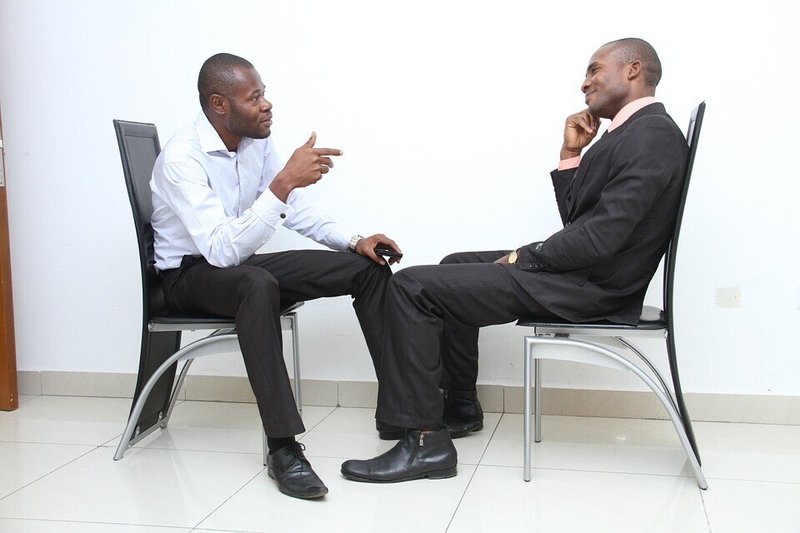 男性・ビジネス・面接・黒人・向かい合う・対話