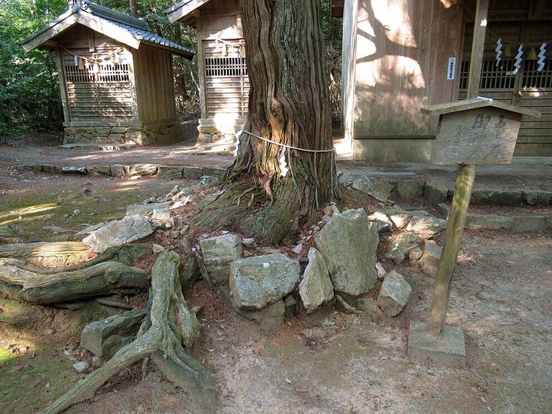 11関山神社奥宮亀石