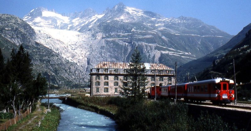 グレッチ駅とローヌ氷河