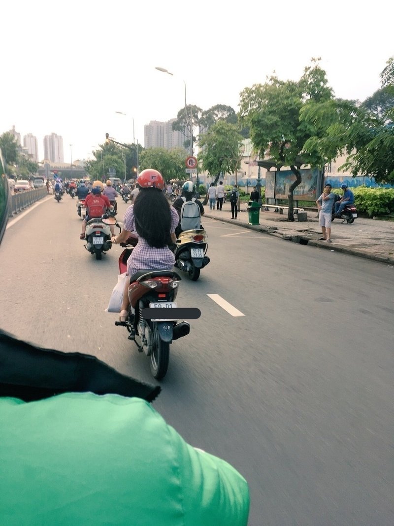 バイクに乗る女の人の後ろ姿を見るのが好きで ずっと見てしまう 渋澤怜 ベトナムなう Note バイクに乗る女の人の後ろ姿を見るのが好きで ずっと見てしまう 渋澤怜 ベトナムなう Note