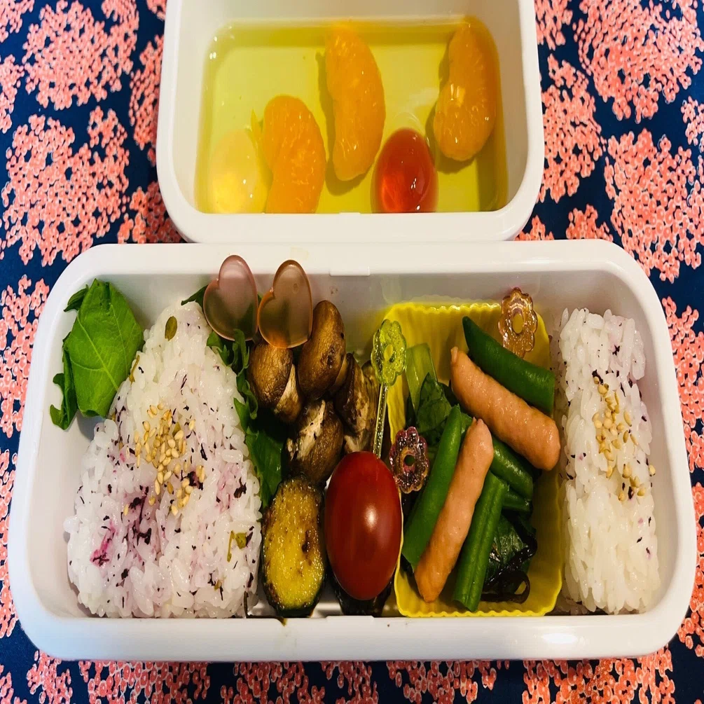 お弁当6回目 ポークビッツとゼリー ズッキーニもどき マッシュルーム