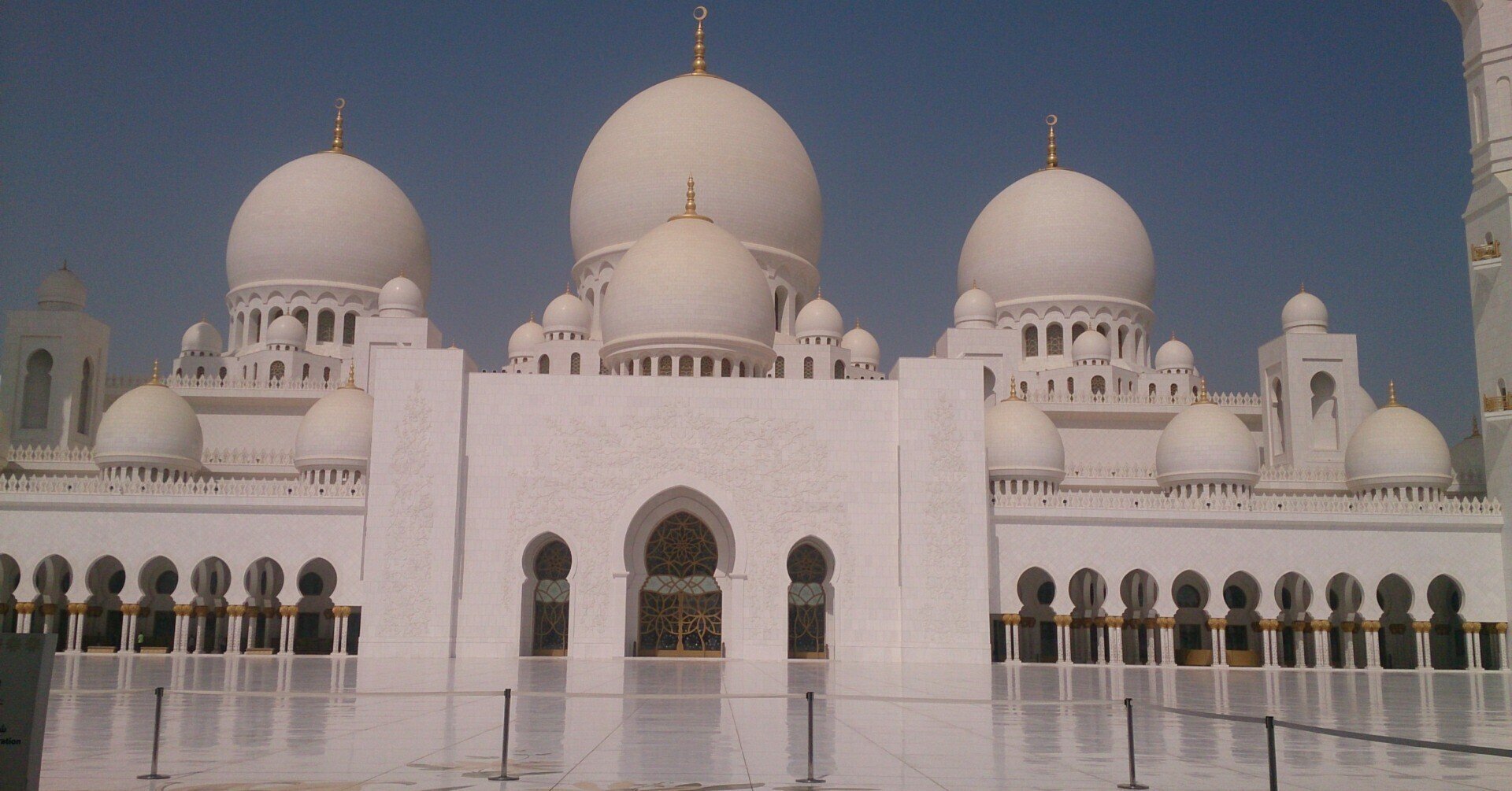 バンコクからの旅日記 6 アブダビ ハイテク設備を持つ華麗なモスク Katy Note バンコクからの旅日記 6 アブダビ ハイテク設備を持つ華麗なモスク Katy Note