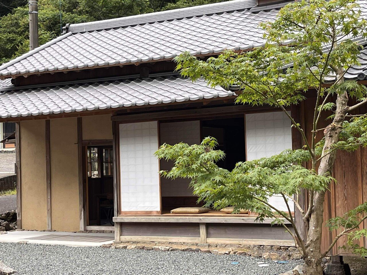 静岡県 焼津市 花沢の里 に 散策してきました 此方は山の谷地にある30戸ほどの山村集落です 奈良時代の東海道と言われる やきつべの小径 の上り坂の途中にあり 石垣と板張りの建物と山林など周辺の自然環境と Green0 Note