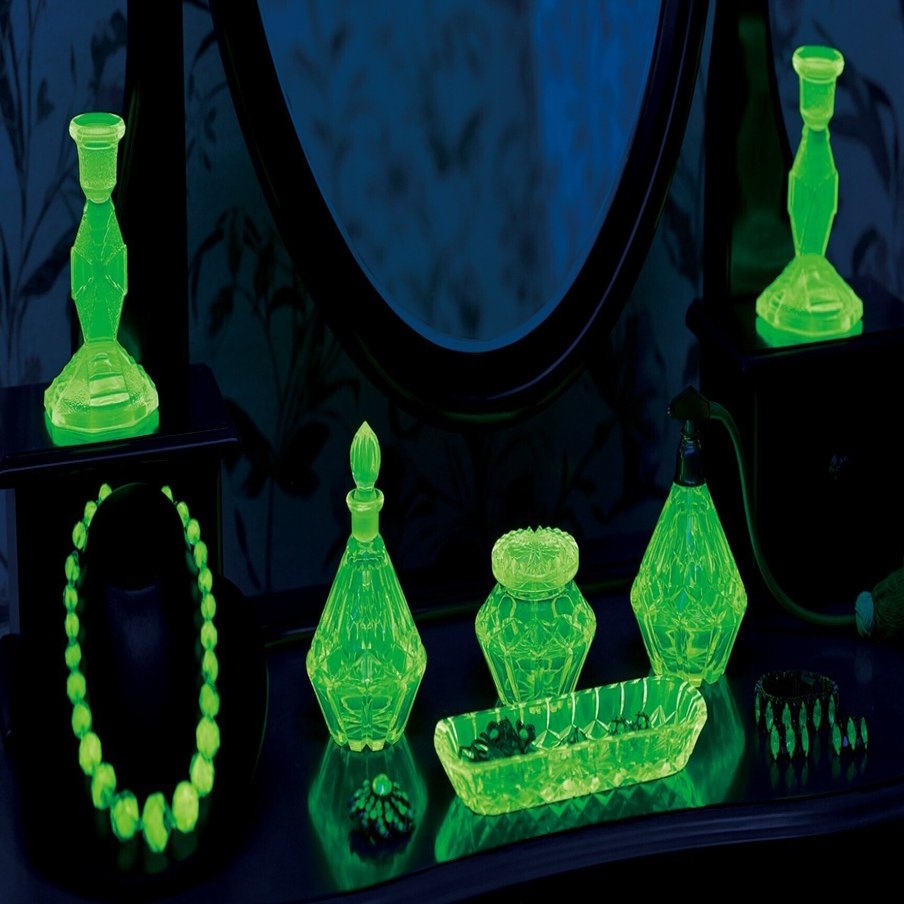 黄緑色の半球形ガラス　　ウランガラス　発色良し 緑の蛍光色に輝くウランガラス100点以上 富山、半世紀収集分を展示