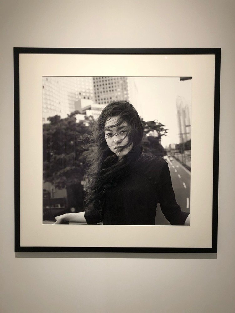 フリーペーパーを見ていたら、写真家立木義浩さんのインタビューが載っていた。そういえば先月、展覧会に行ったのです。タイトルは「yesterdays-黒と白の狂想曲」。
会場はシャネルネクサスホール。展示の時にしかシャネルのお店に入らないので、いつも若干緊張します。この写真はキービジュアルになった1枚。抜け感とチャイナ服が素晴らしい。  #写真 #日記 #展覧会 #アート