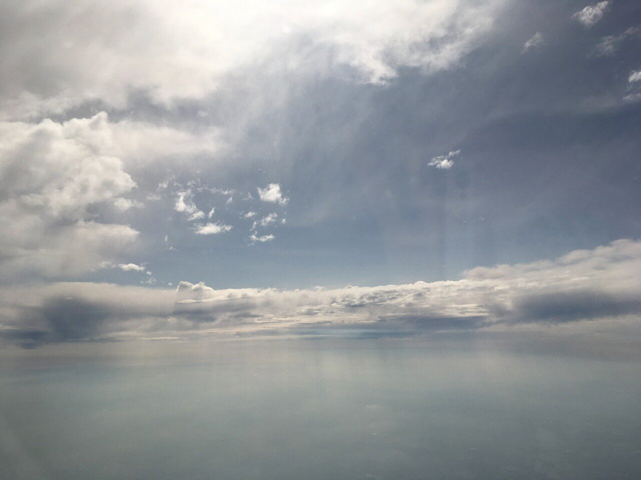 最近の欧州の空港の混雑度合いが常軌を逸している 私の同僚はアムステルダム スキポール空港で荷物のチェックインと保安検査をクリアするのに3時間半 別の同僚は搭乗出来なかった 今週も ドイツ ハンブルク空 Akio Van Der Meer Note