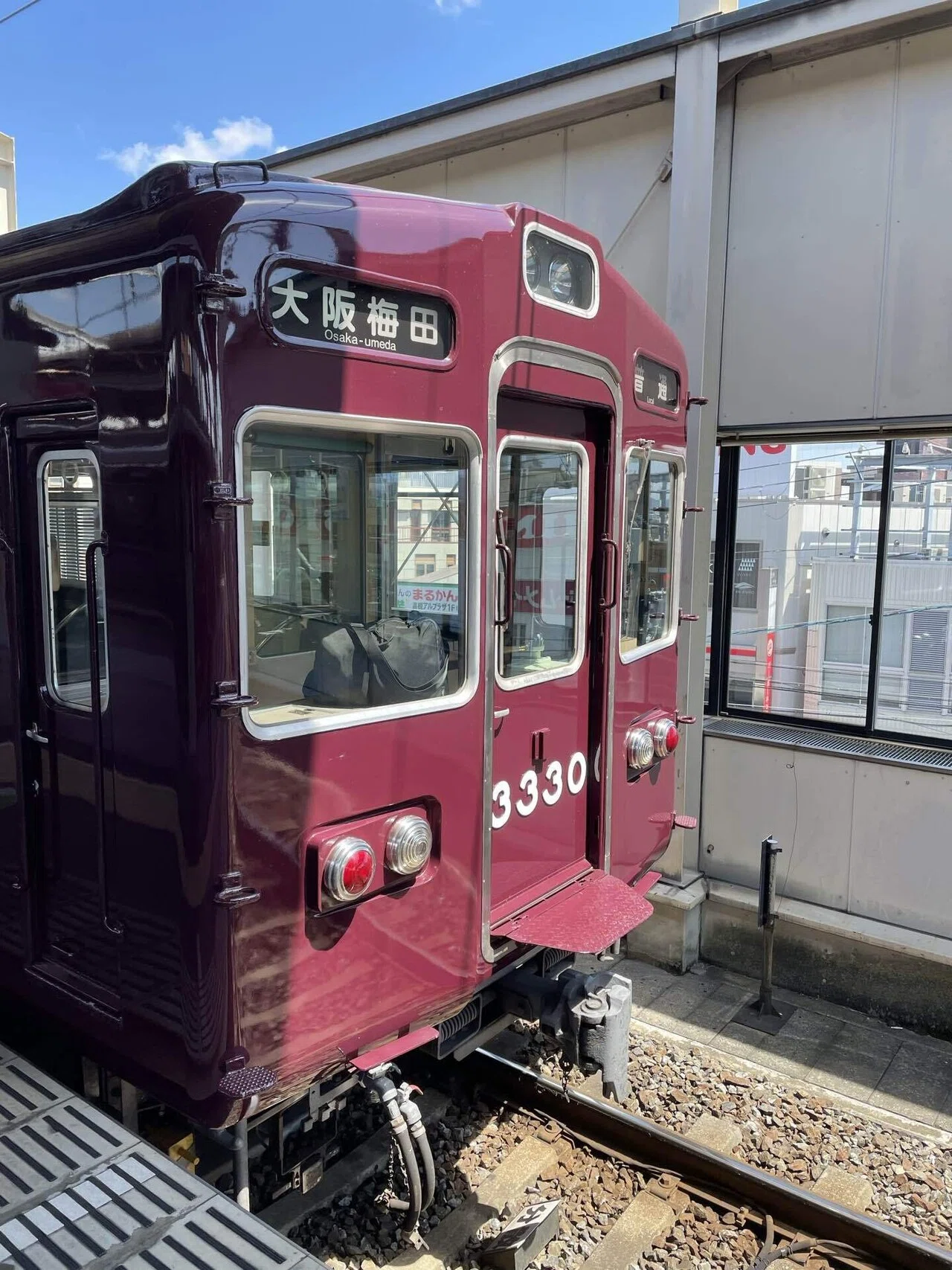 Shigeru Kishida di dalam kabin kereta Hankyu 3300 series - sumber: Kururi official