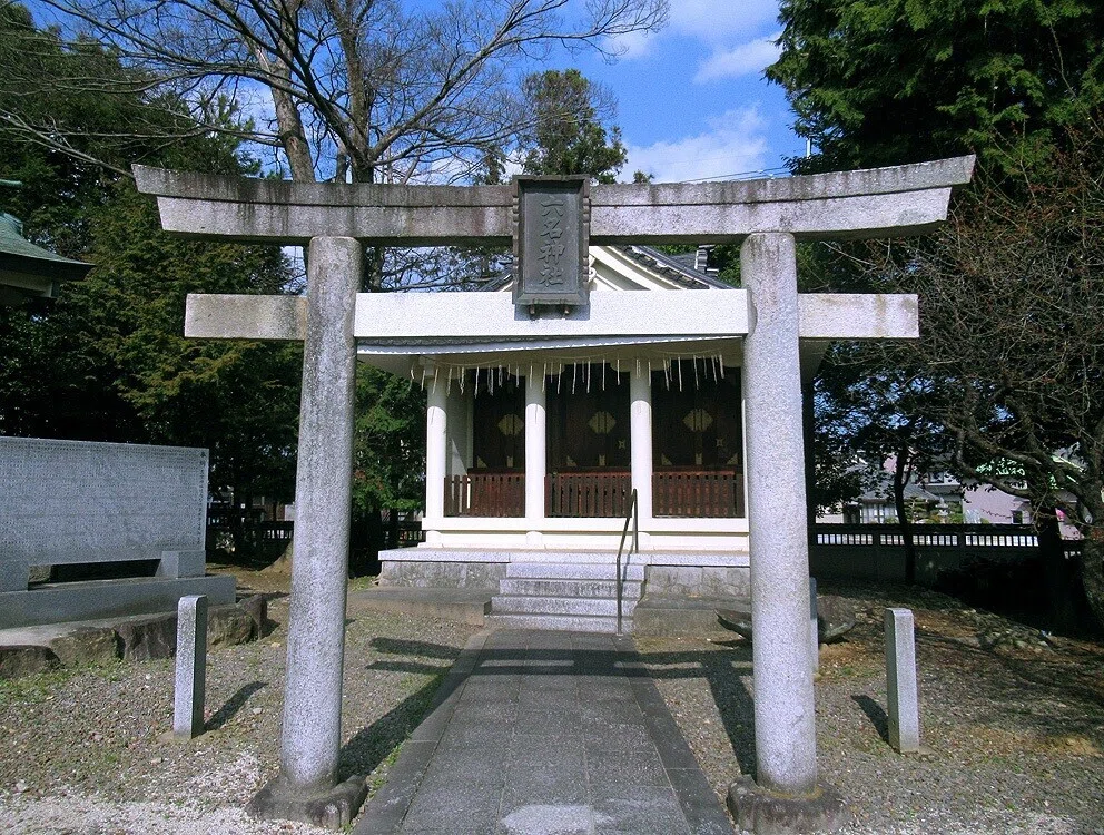 9境内社六名神社