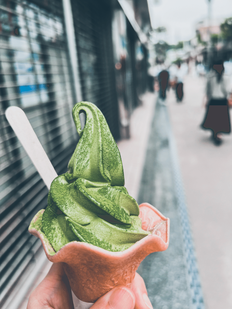 鎌倉小町通りのソフトクリーム。お抹茶味が濃厚で美味しかった。アイスが美味しい季節になってまいりました〜！