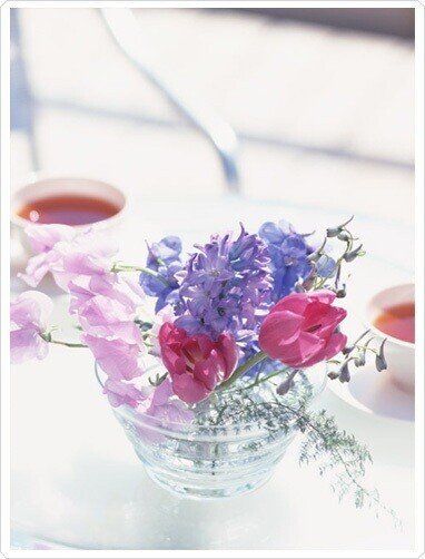 いつもの食卓に花を飾る。ちょっと優雅な朝ごはん