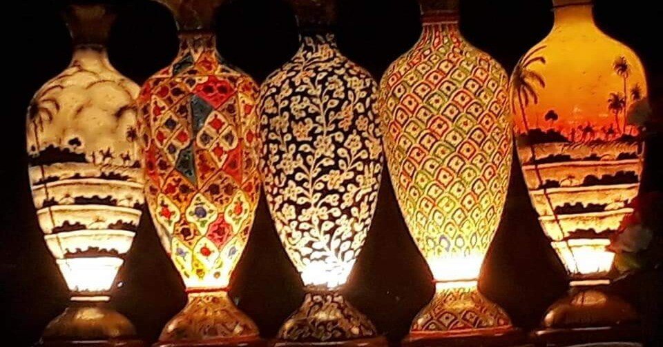 ラクダの皮で作ったランプ　月の砂漠 パキスタンのラクダの皮ランプ製作｜パキスタン情報セクション