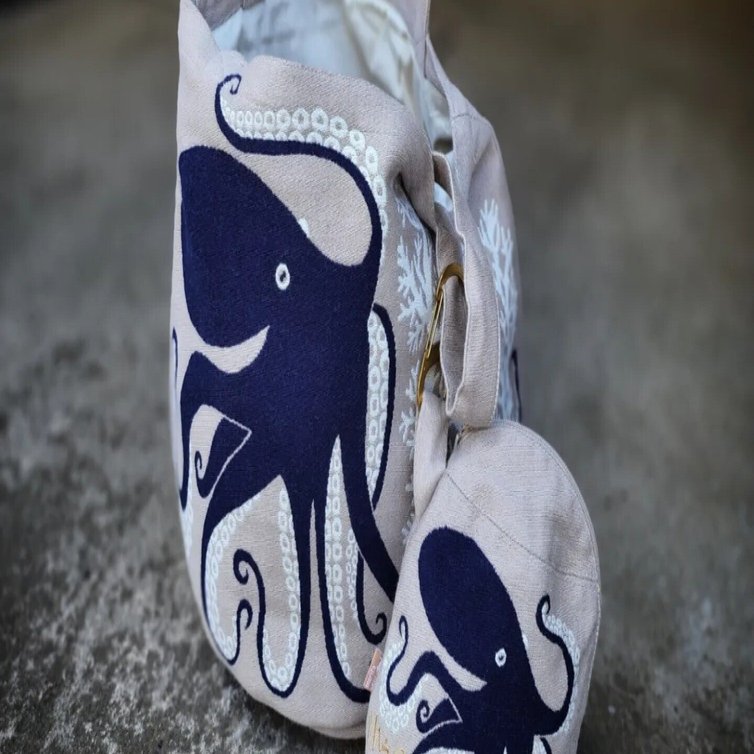 トートバッグ&マチつきポーチ「深海のダンスのタコたち」｜森田MiW