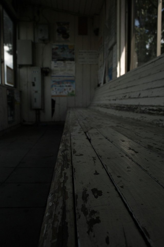 静岡に天浜線てのがありまして、その駅の待合室なんです。