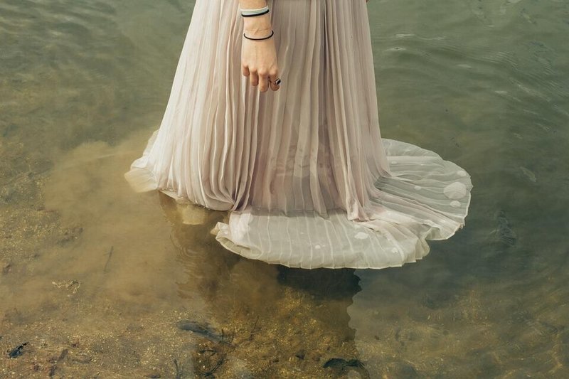 女性・ドレス・水に浸かる・ファンタジー・空気のような・エアリー・ファッション・足元・川