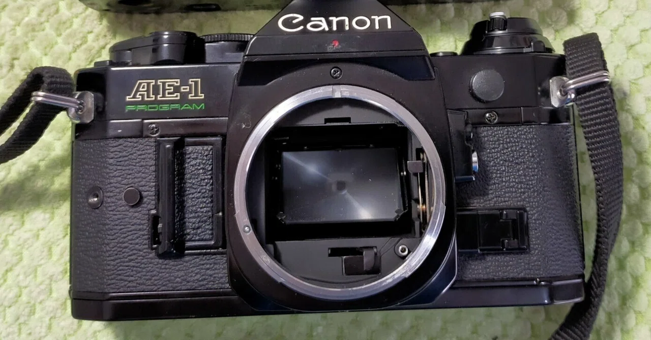Canon AE-1 プログラムの電池蓋交換｜フィルムカメラ修理のアクアカメラ
