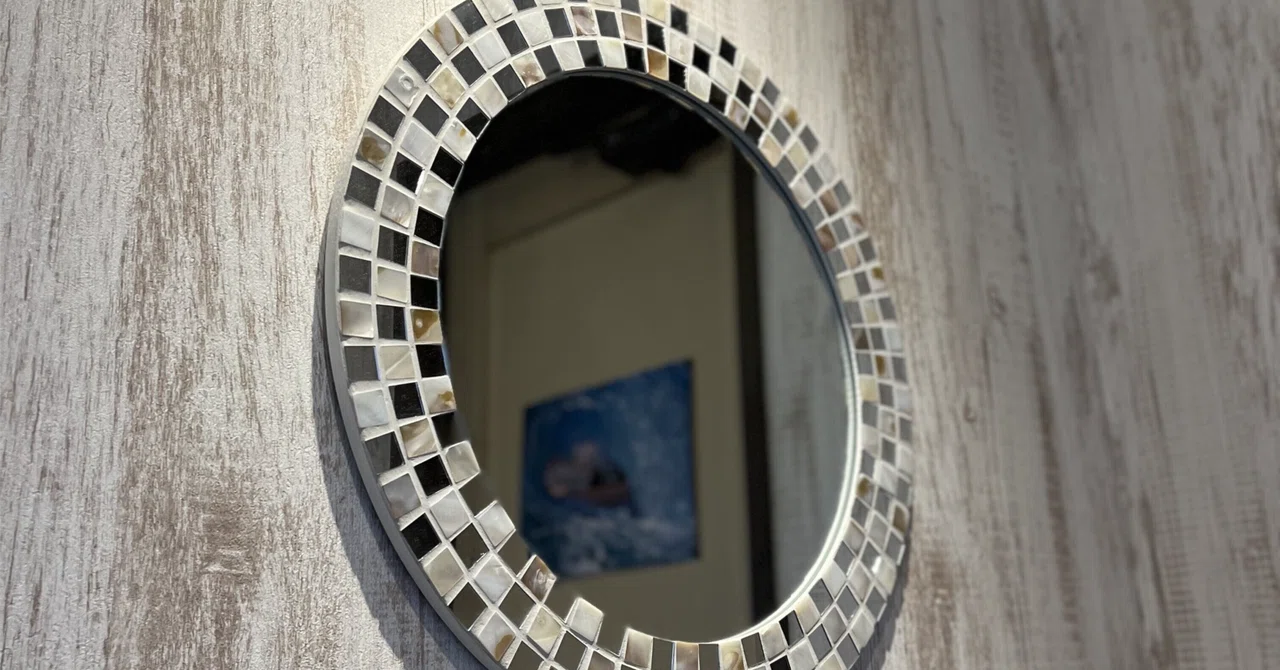 Who Am I in the Mirror｜もつにこみ