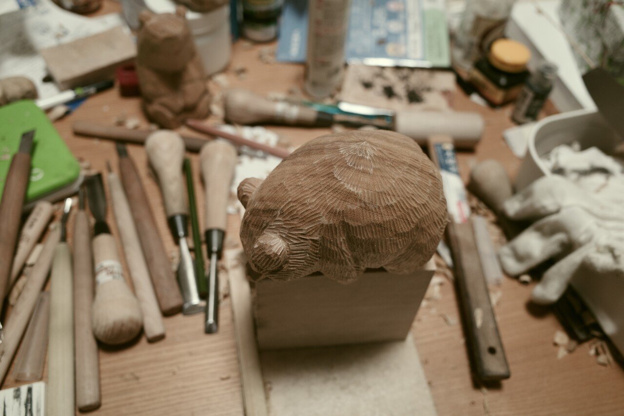 特集・高旗将雄〜紙ものから木彫りまで。形を変えて「紹介したい