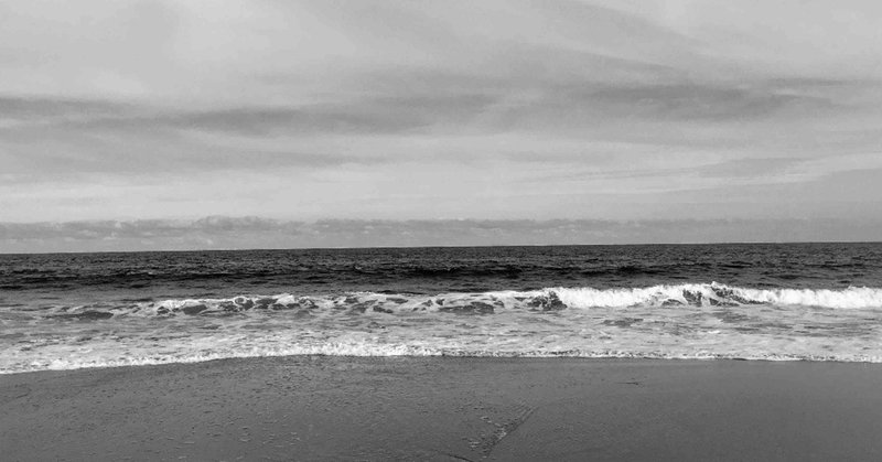 １０月の砂浜の上を、音を鳴らしながら歩く。
