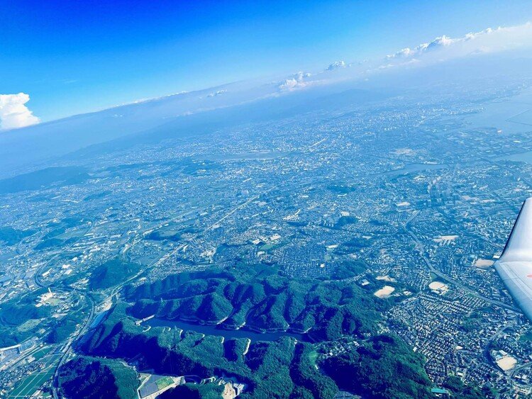 飛行機に搭乗したら、毎回機窓からの写真を撮る癖がある。これは福岡空港を発って、那覇空港に向かう便から撮ったものだ。やっぱり地球は丸いし、青い☆