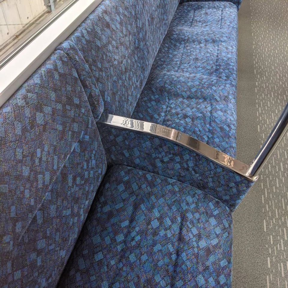 電車内のレイアウトのデザイン③ - ちょい乗りシート +｜デザイン思考 