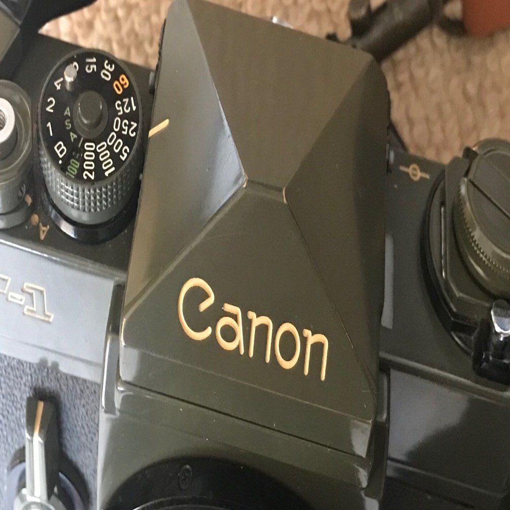 オリーブ色のキャノンF1のロゴタイプの色に惹かれる理由8/15（月