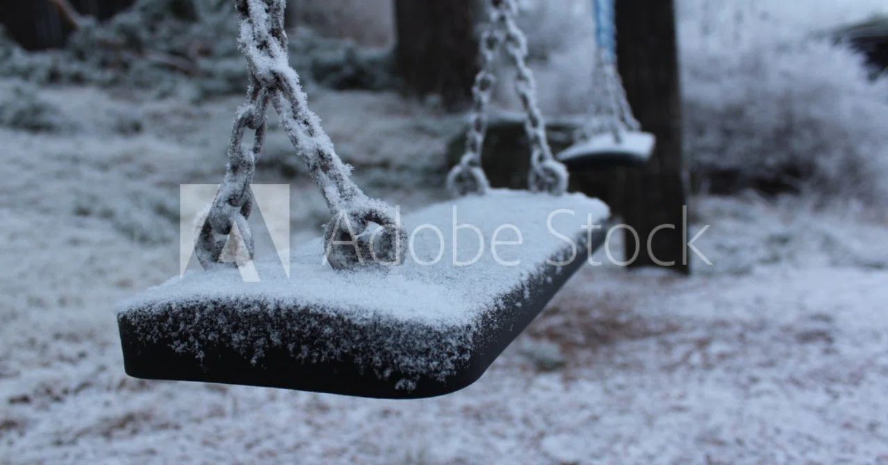 AdobeStock_193397547_Preview雪のブランコ